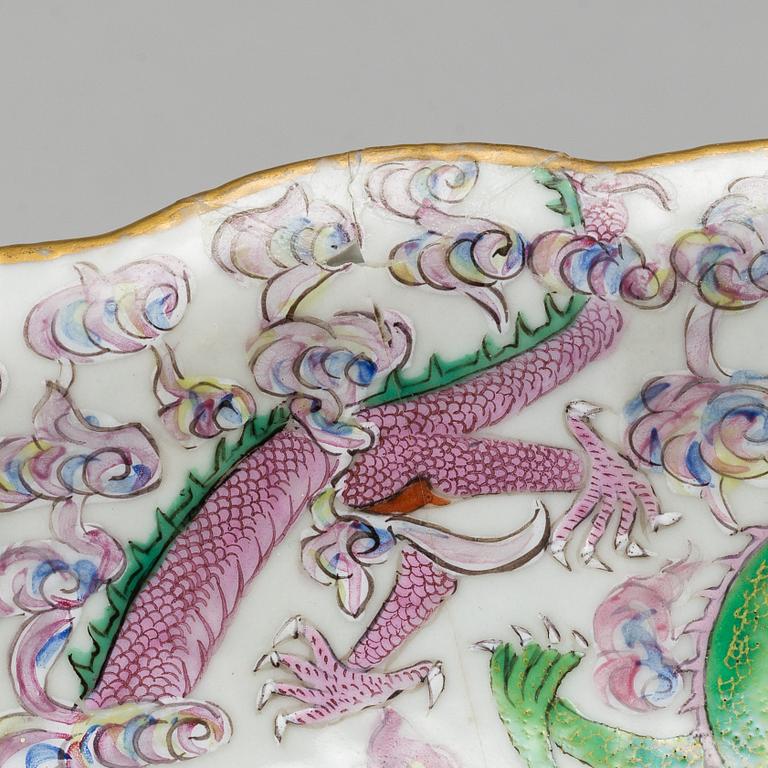 A dragon dish, late Qing dynasty, circa 1900.