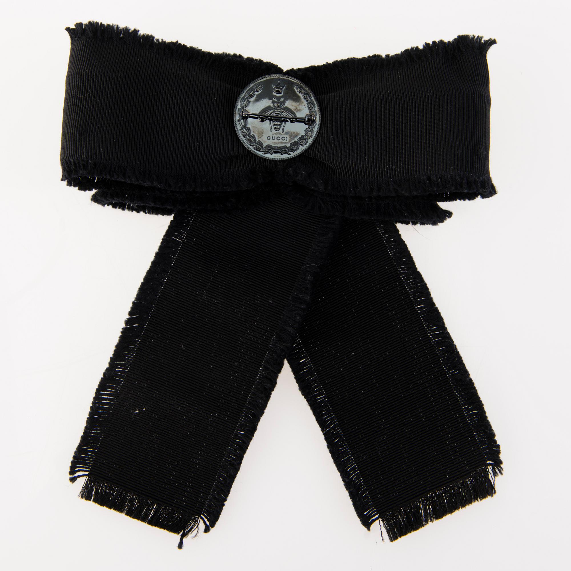 CHANEL JA GUCCI, kolme rintakorua.