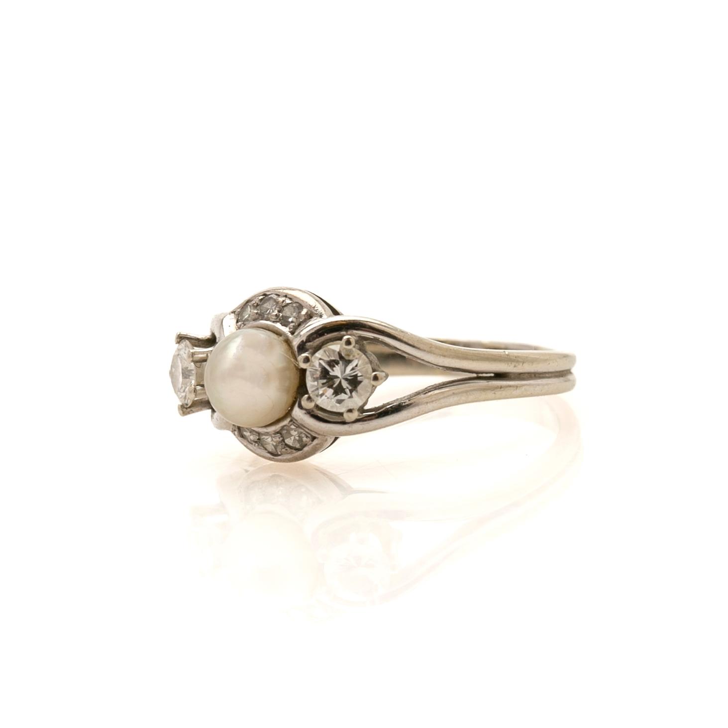 Ring, 18k,  med pärla och briljanter.