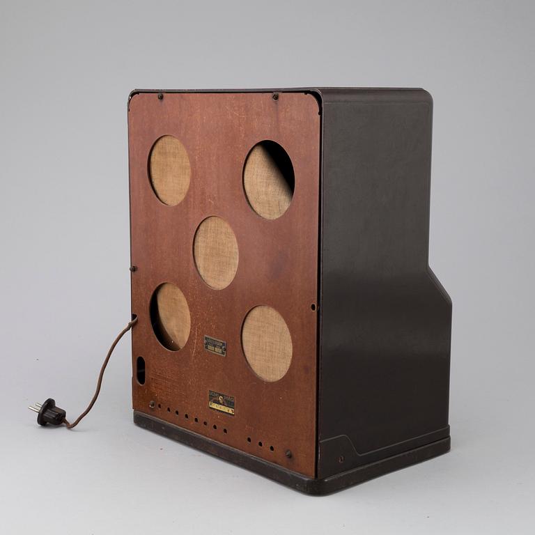 A 1930s radio.