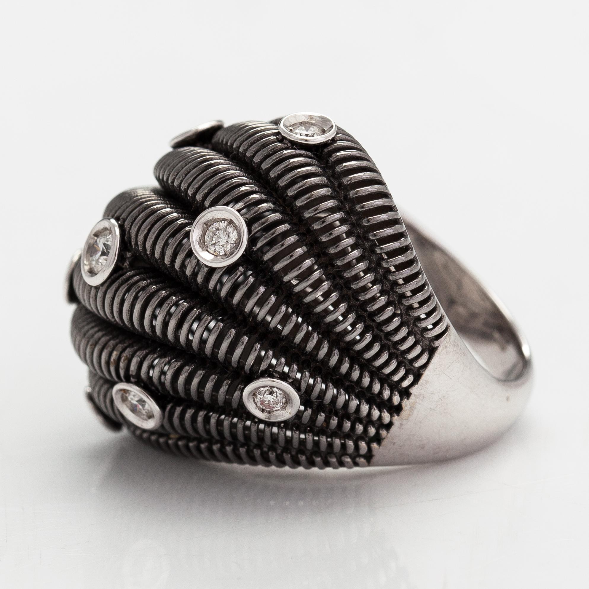 An 18K white gold ring with diamonds ca. 0.31 ct in total.