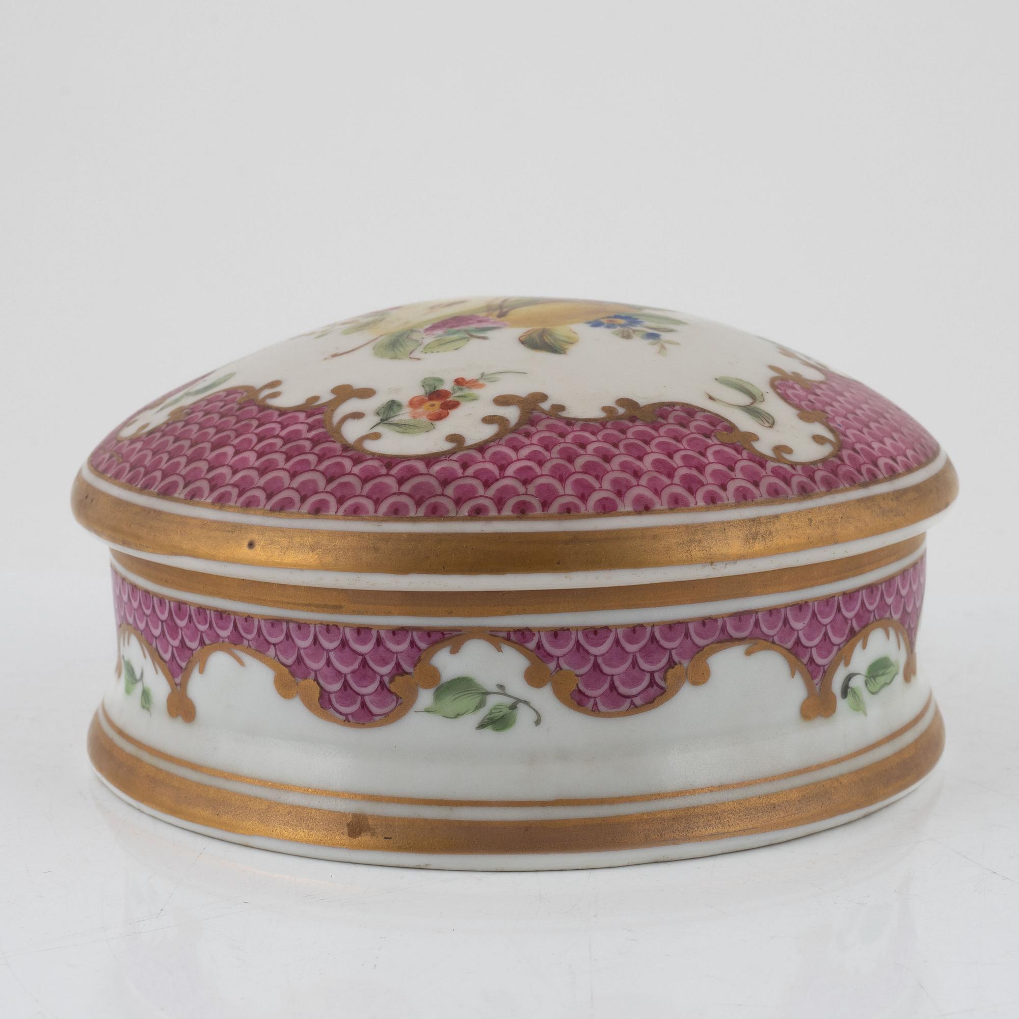 A porcelain box, 19th Century.