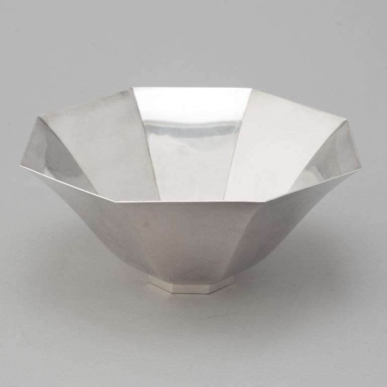 WIWEN NILSSON, an octogonal bellshaped sterling silver bowl, Lund Sweden 1948.