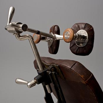 TANDLÄKARSTOL med TILLBEHÖR, 4 delar, omkring år 1900.