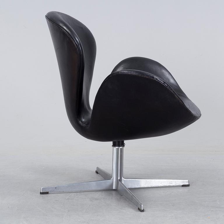 ARNE JACOBSEN, fåtölj, "Svanen", för Fritz Hansen, Danmark. 1960 / 70 -tal.