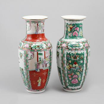 VASER, 2 st , porslin, Kina, 1900-talets andra hälft/modern tillverkning.