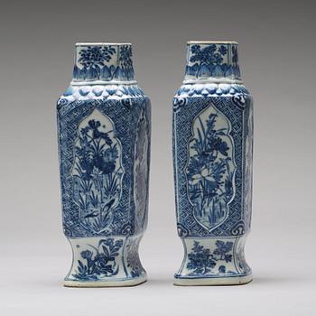 A pair of blue and white vases, Qing dynasty, Kangxi (1662-1722).