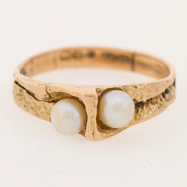 BJÖRN WECKSTRÖM, SORMUS, "Kuiskaus", viljellyt helmet, 14K kultaa. Lapponia 1967.