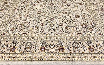 A Keshan carpet, approx. 404 x 295 cm.