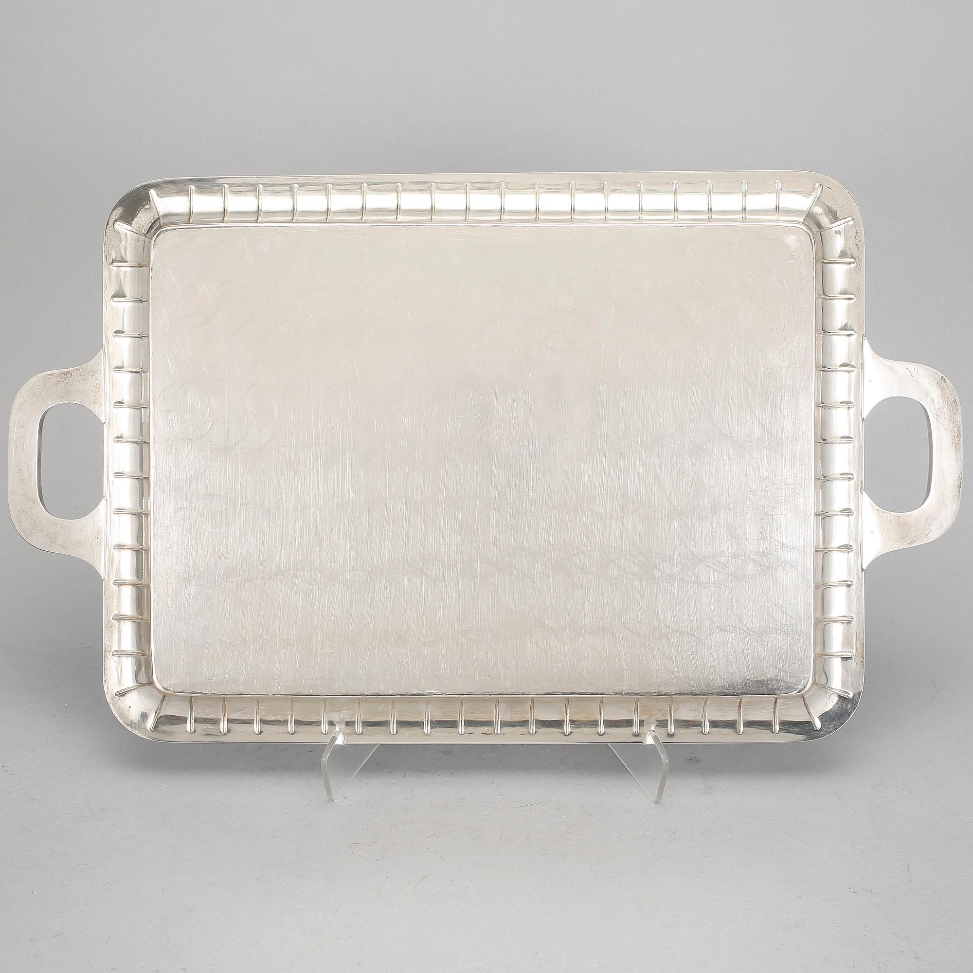 BRICKA, silver, oidentifierade stämplar, 1900-talets andra hälft. Vikt ca 1710g.