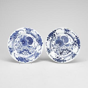 TALLRIKAR, 2 st snarlika, porslin, Kina, Kangxi (1662-1722).