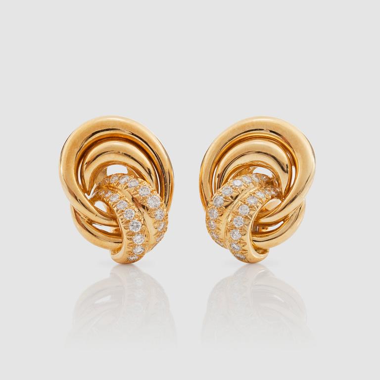 ÖRHÄNGEN, Van Cleef & Arpels, med briljantslipade diamanter totalt ca 1.00 ct.