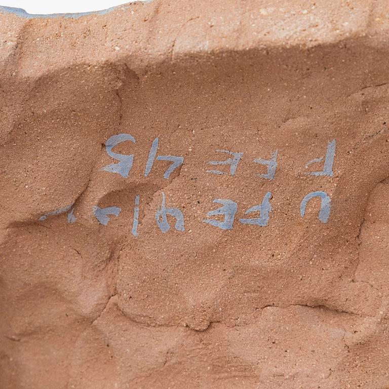 Åsa Hellman, veistos / naamio, keramiikka, signeerattu massaan ÅKH.