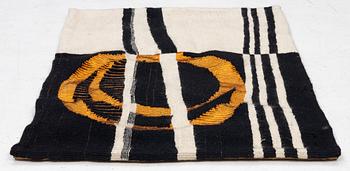 Eeva Renvall, "Kuujärven kuu", bonad, signerad, ca 110 x 82 cm.