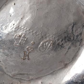 TUMLARE 4 st SAMT BÄGARE, silver, olika mästare, otydliga stämplar, bla trol Petter Julin, Köping 1768. Tot ca 79 gram.