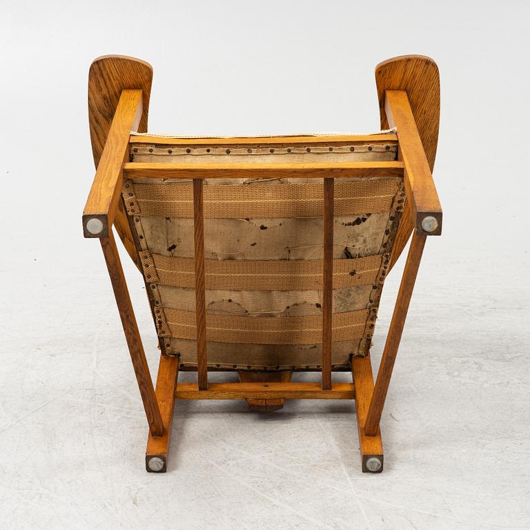 An oak Arts and Crafts armchair, early 20th century.