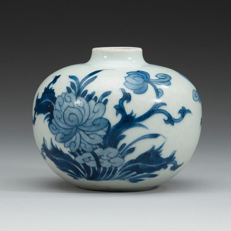 A blue and white vase, Qing dynasty, 19th Century.