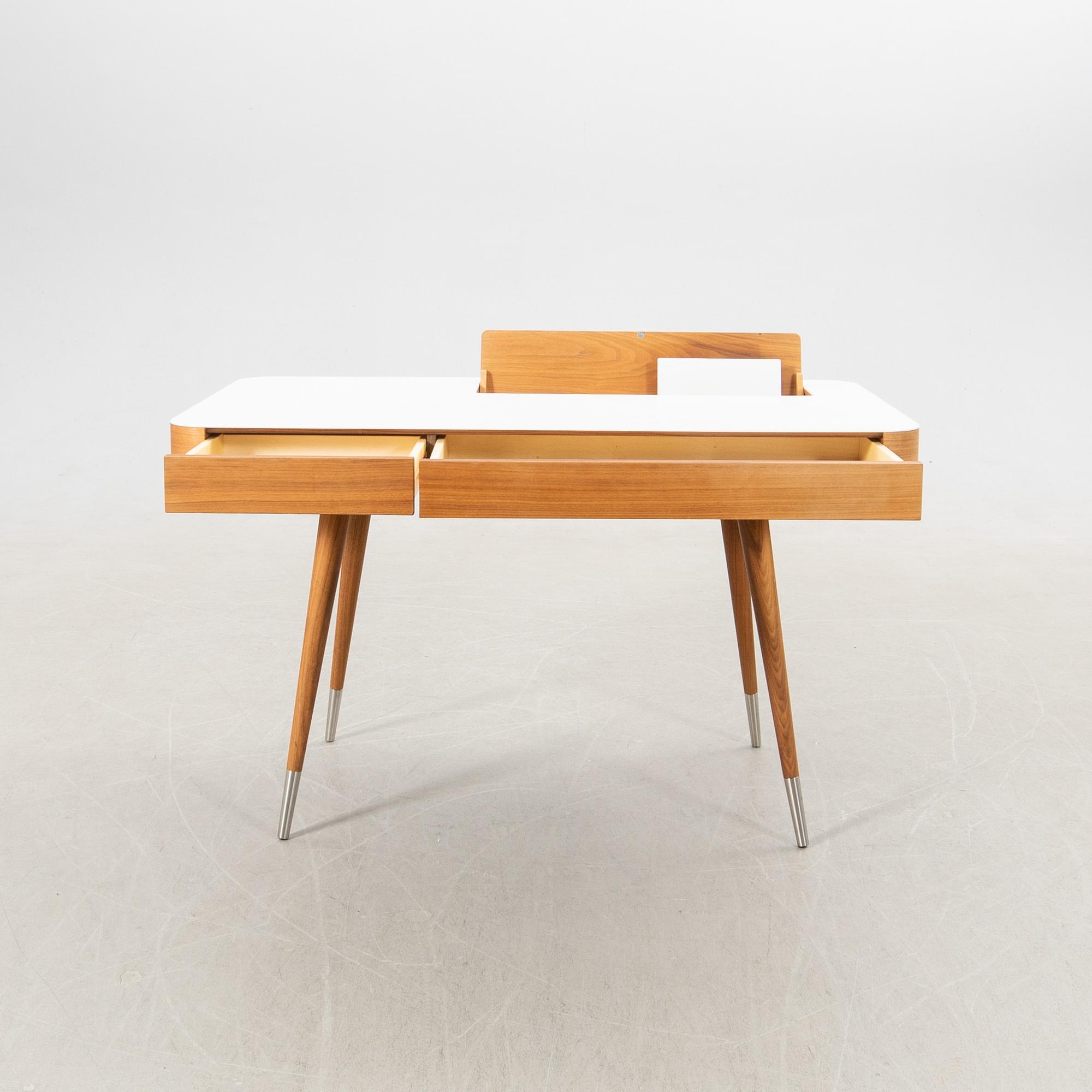 Søren Nissen & Ebbe Gehl, skrivbord AK 1330 för Naver Collection 2000-tal.
