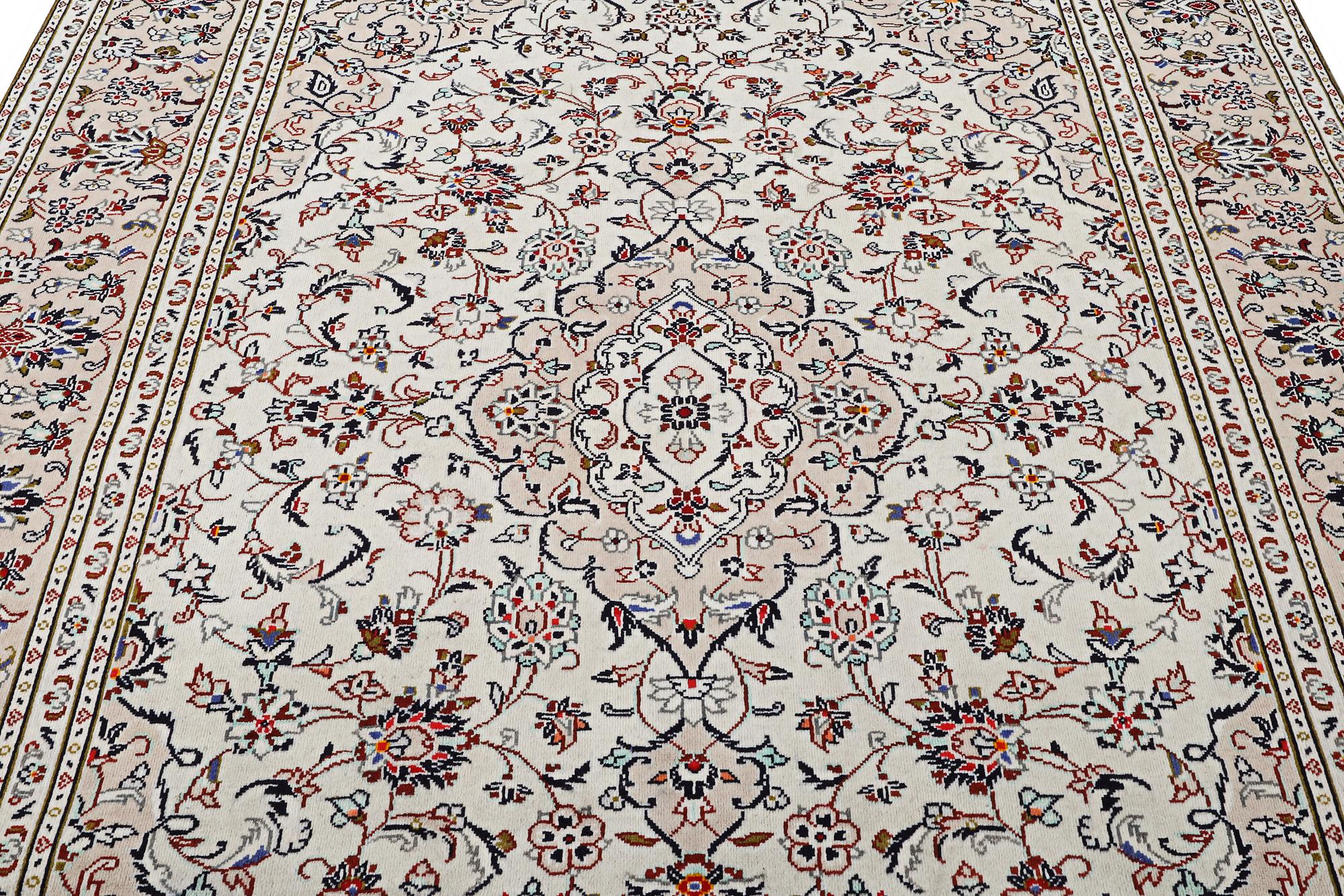 A Kashan carpet, c. 300 x 202 cm.