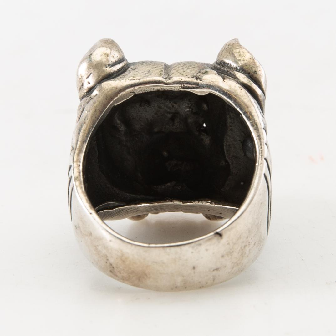 Ring, silver, in the form of a mastiff.