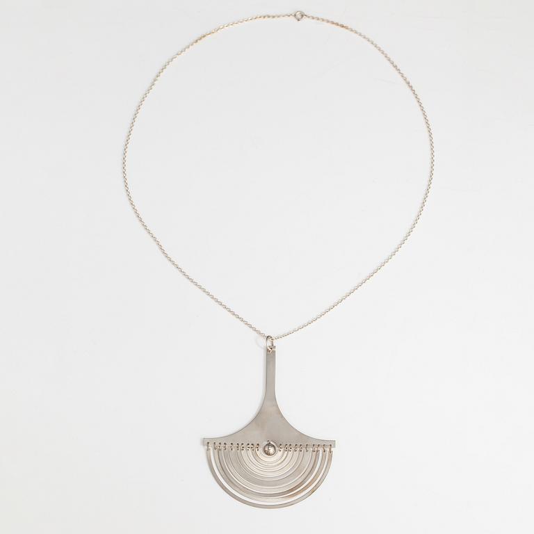 Tapio Wirkkala, Halsband "Kuunsirppi", sterlingsilver. Westerback, Helsingfors 1973.