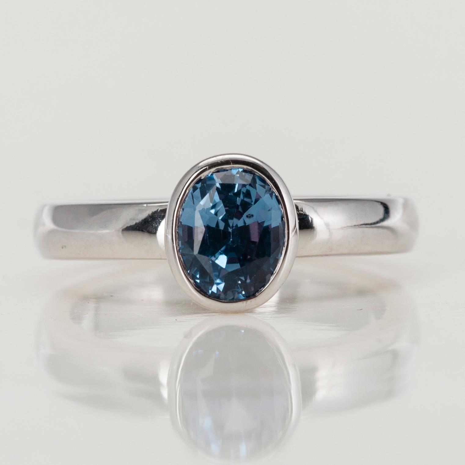 SORMUS, 18K valkokultaa, safiiri n. 2,0 ct. Pekka Kulmala, Helsinki 2003. Paino 7,1 g.