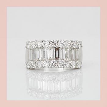 RING, med baguette och briljantslipade diamanter, totalt ca 2.47ct.