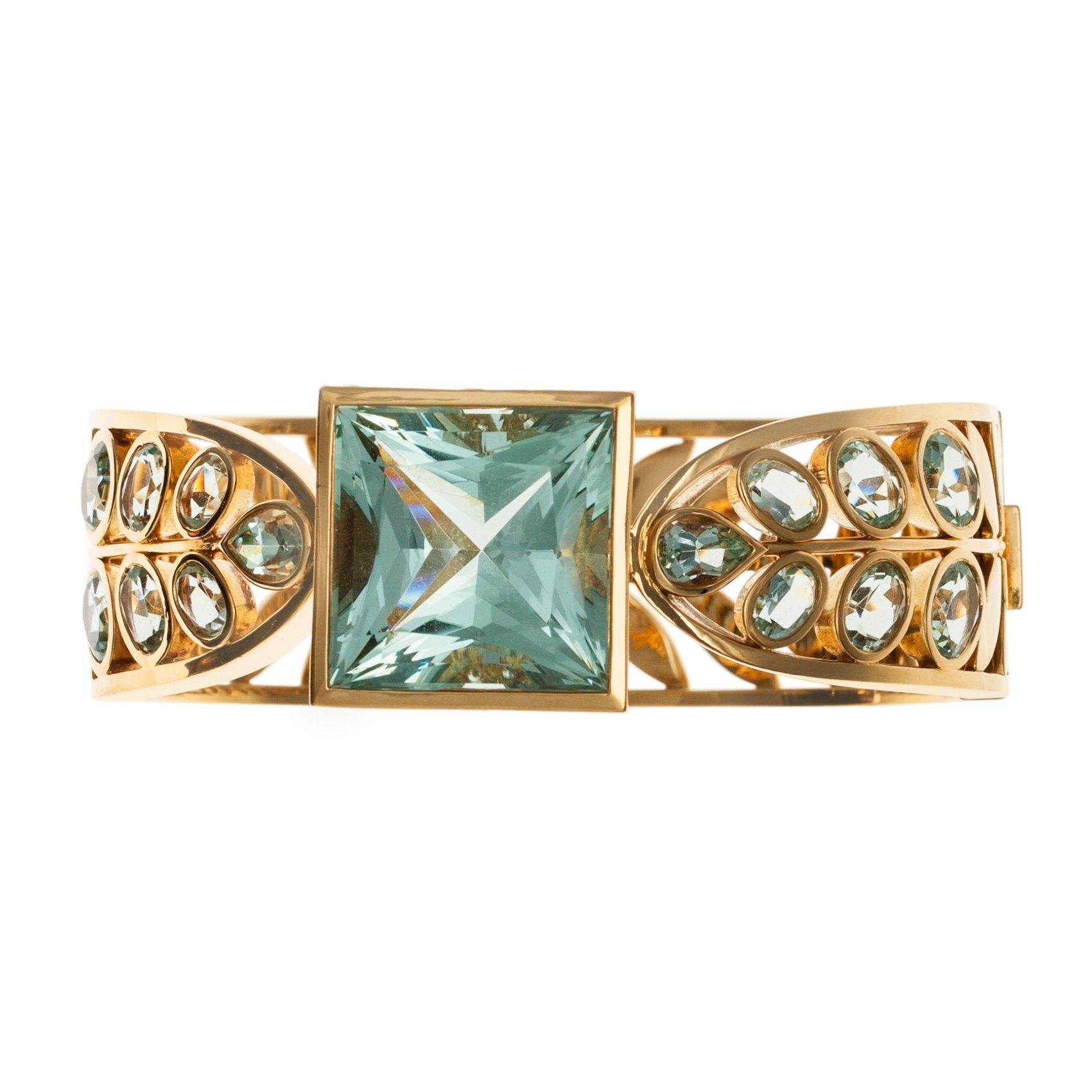 ARMRING, 18K guld, akvamariner ca 50 ct, briljantslipade diamanter ca 0,70 ct. TEMPLE ST. CLAIR, USA. Vikt 93 g.