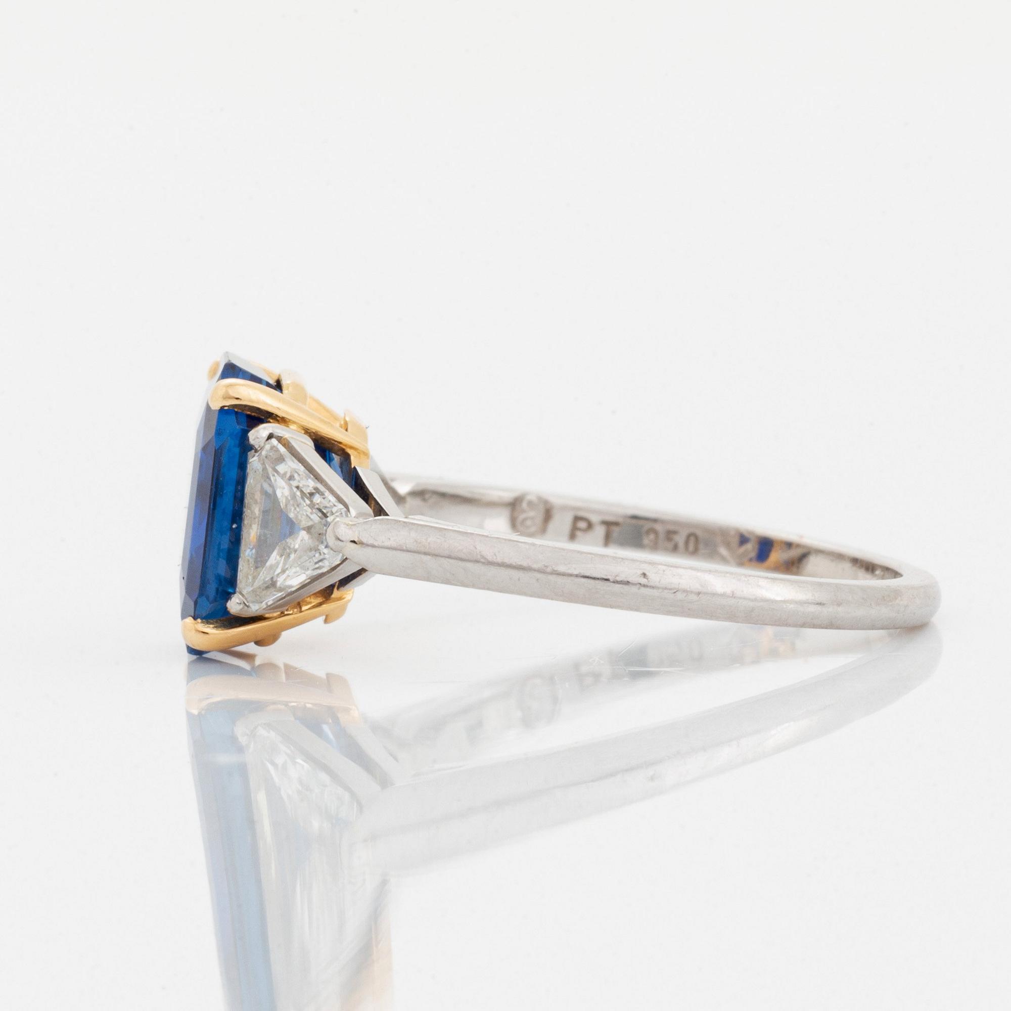 Ring platina och 18K guld med en fasettslipad safir vikt ca 3.40 ct.