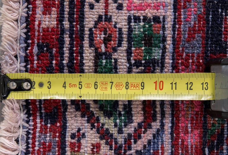 An Zageh rug, 294 x 83 cm.
