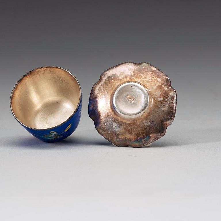 KOPPAR med FAT, 12 stycken, silver och emalj. Kina, 1900-talets början.