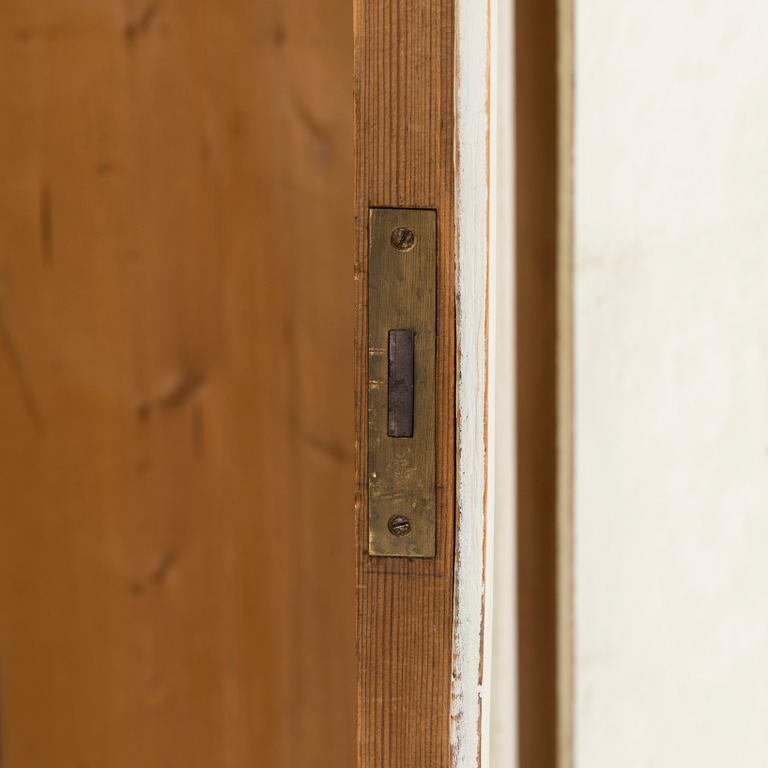 Klädskåp, 1900-tales första hälft.