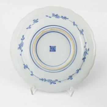 A set of six Japanese imari verte dishes, Meiji period (1868-1912).