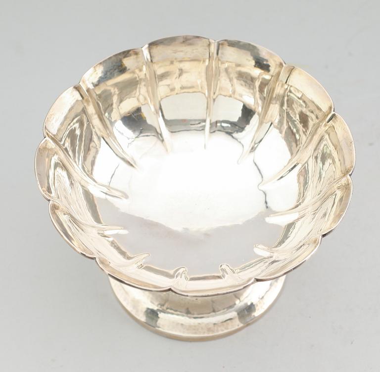 SKÅL PÅ FOT, silver, Stockholm 1918. Vikt ca 312 gram.