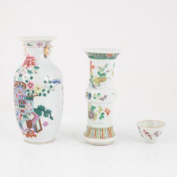 Two porcelain vases and a cup, China, late Qing dynasty/early 20th century.