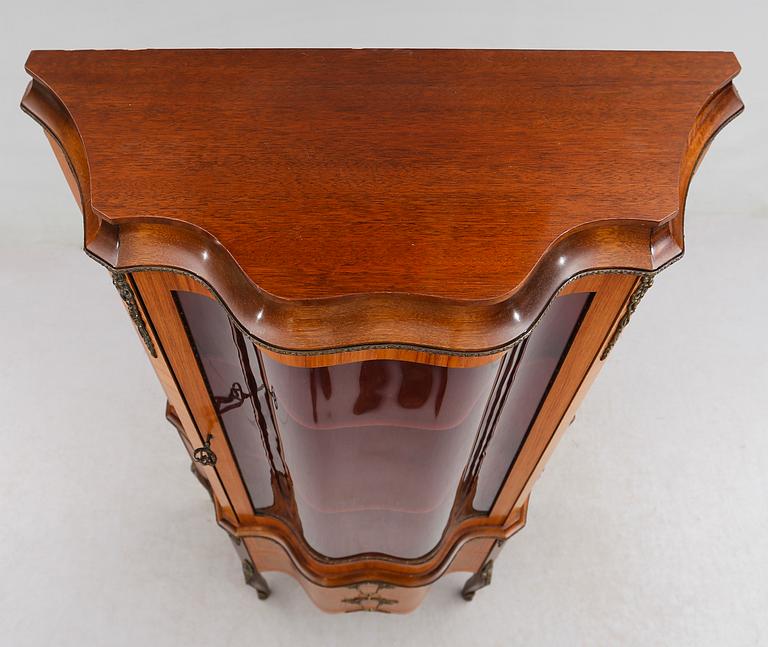 VITRINSKÅP, Louis XVI-stil, 1900-talets andra hälft.