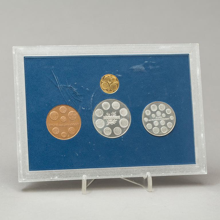 MYNTSAMLING, 4 st, 2 silver, totalt ca 45,3 gram och ett 23k guld ca 4,7 gram.