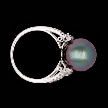 RING, odlad Tahitipärla, 12 mm, med navett- och briljantslipade diamanter, tot. ca 0.45 ct.