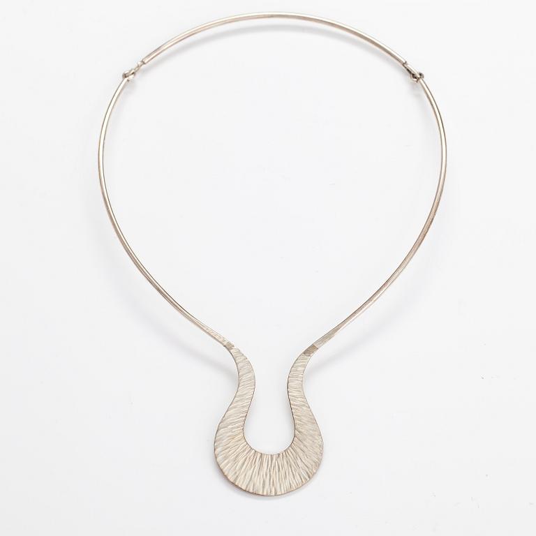 Pekka Piekäinen, A sterlingsilver necklace. Platinoro, Turku 2011.