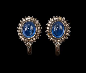 408. A PAIR OF EARRINGS, brilliant cut diamonds c. 0.80 ct. sapphires c. 9.50 ct. 14K gold, silver.