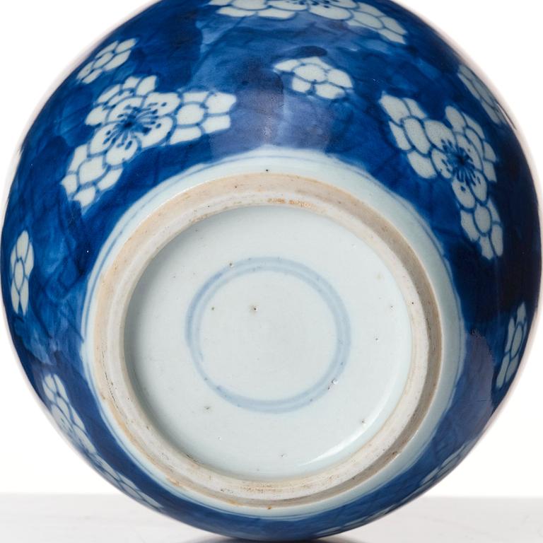 A blue and white tea caddy, Qing dynasty, Kangxi (1662-1722).