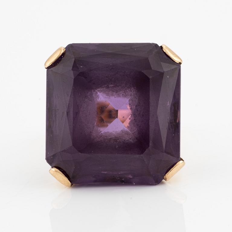 Ring, cocktail ring, 18K gold with amethyst.