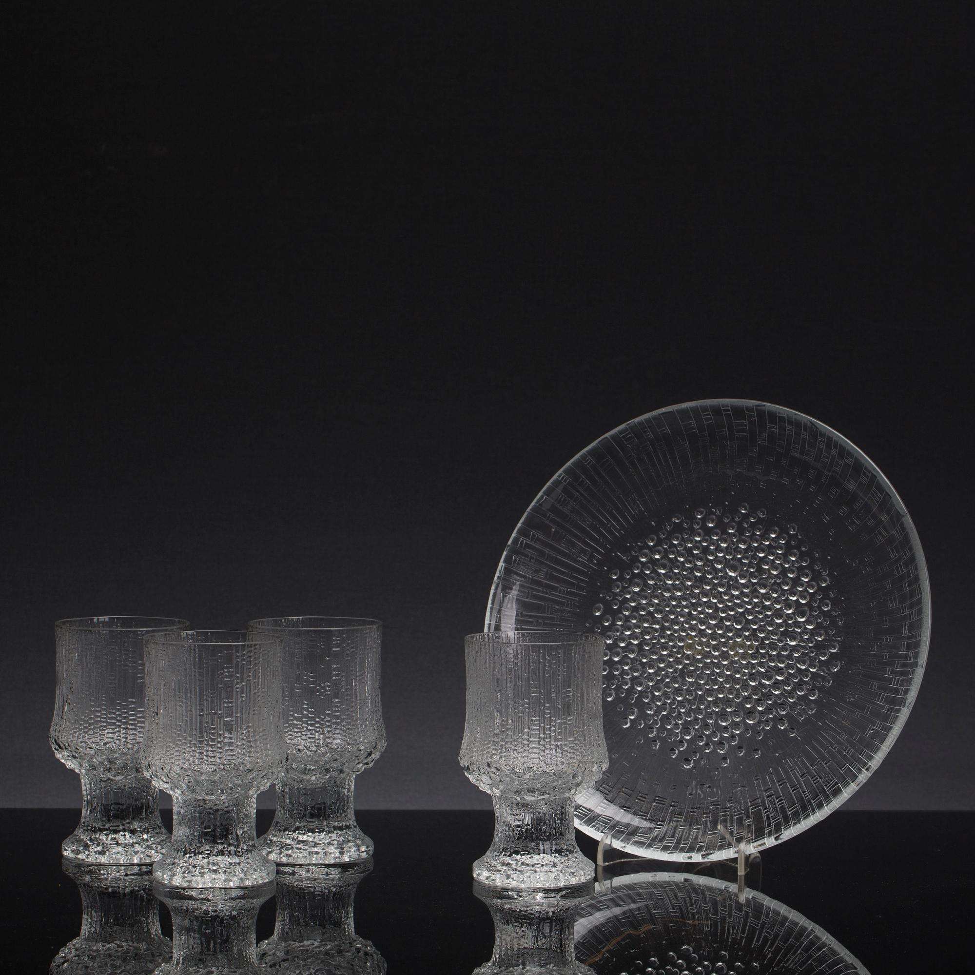 TAPIO WIRKKALA,  glas samt tallrikar, 12+12 st "Ultima Thule", Iittala. Formgiven 1968.