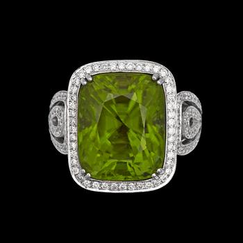 996. RING, peridot 15.98 ct med briljanter tot ca 0.98 ct.