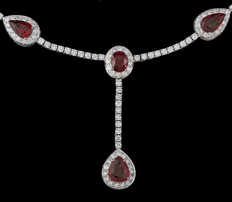 COLLIER, dropp- och oval slipade rubiner, tot. ca 15 ct, samt briljantslipade diamanter, tot. 6.50 ct.