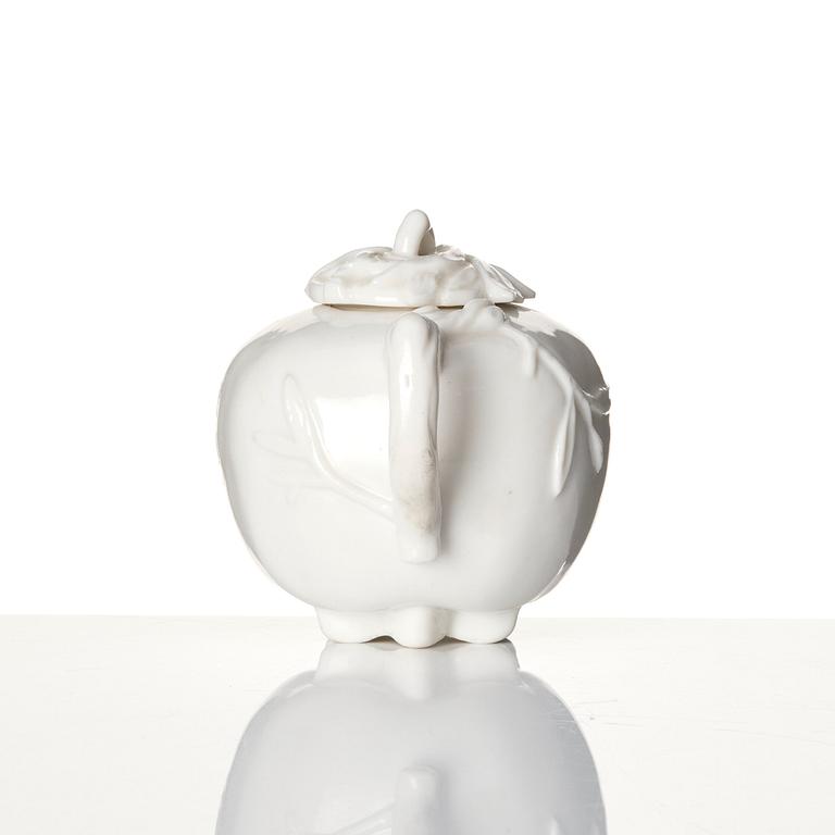 A blanc de chine tea pot with cover, Qing dynasty, Kangxi (1662-1722).