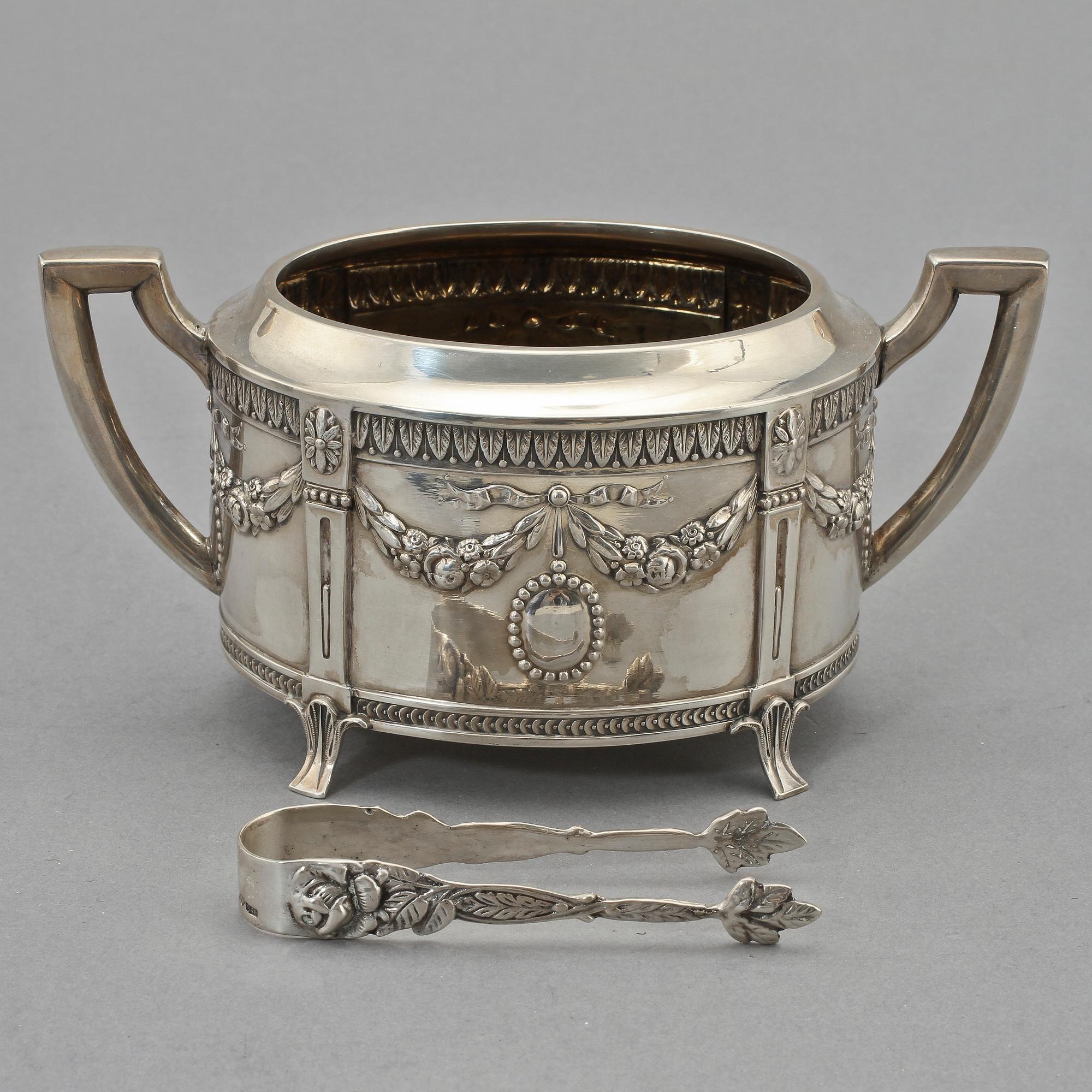 KAFFESERVIS 3 delar, silver, gustaviansk stil, Carl Gustaf Hallberg, Stockholm, 1910. V 1 180 g.