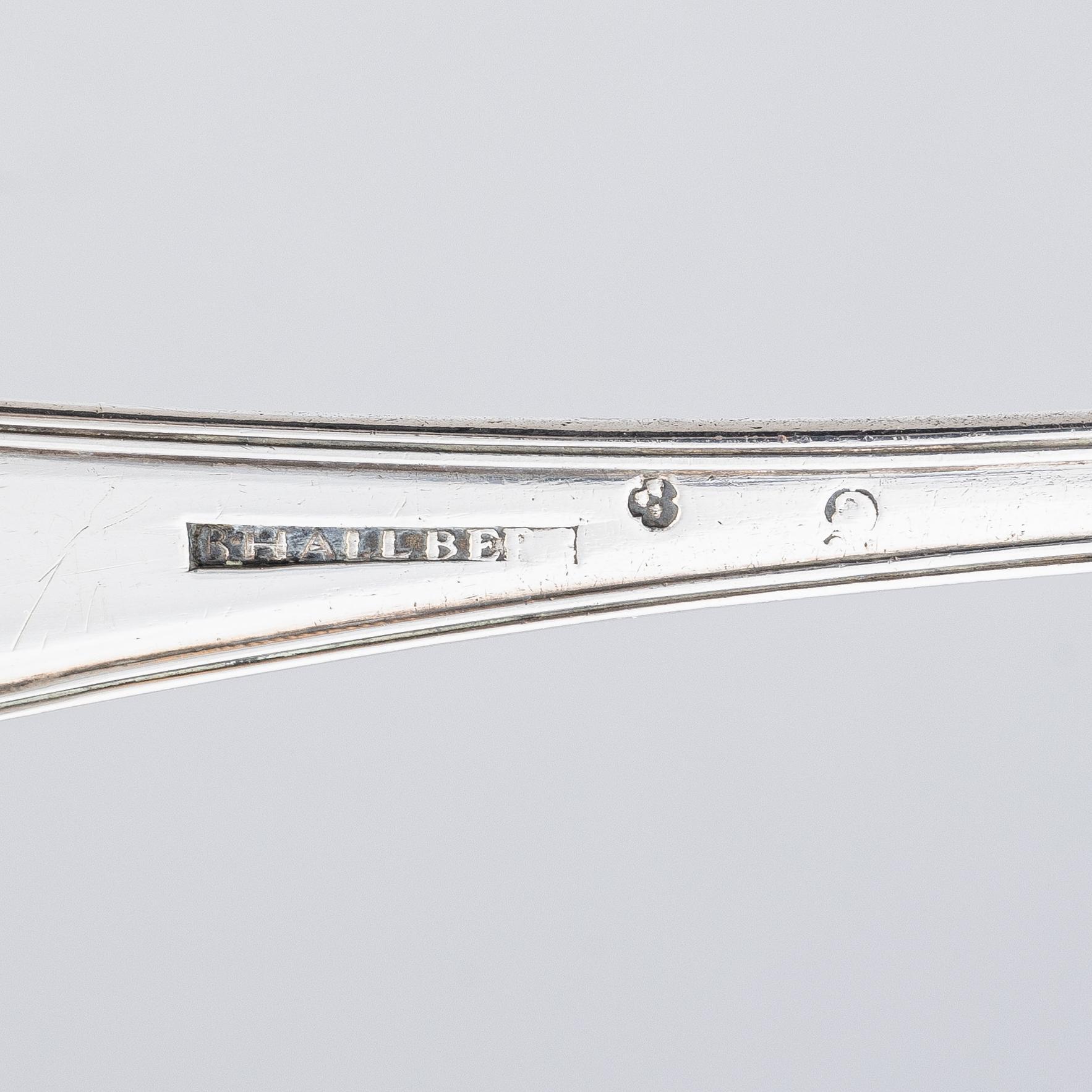Abraham Hamnqvist, sockerskål med lock, silver, Åmål 1819, och strösked, Bengt Hallberg, Karlstad (1825-1830 (39)).