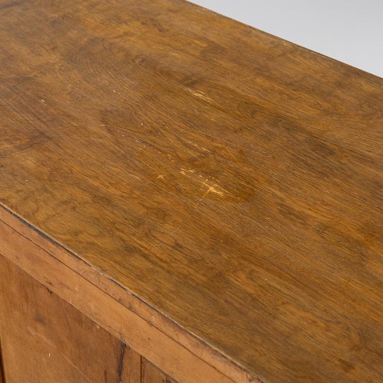 Vitrinskåp, 1900-talets första hälft.