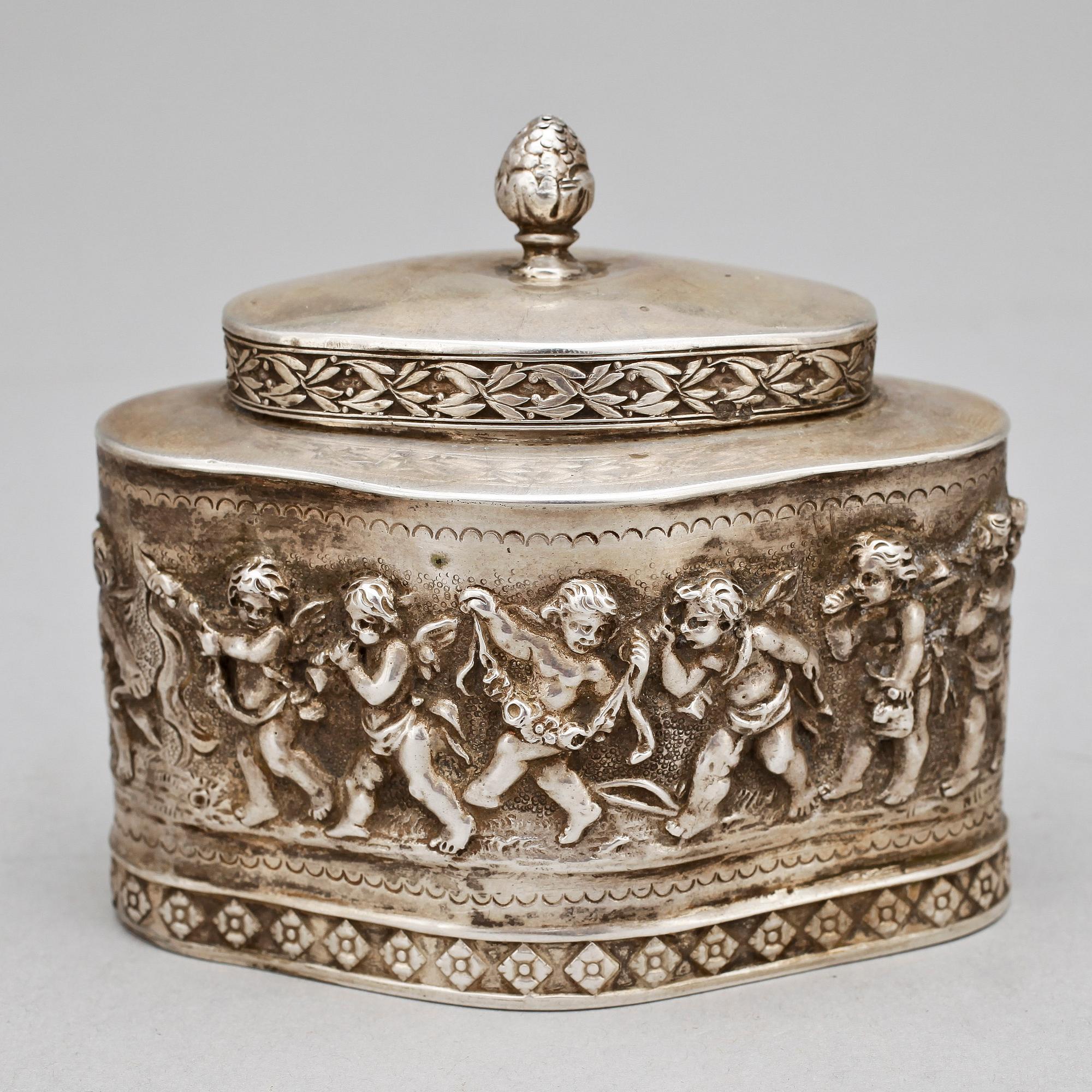 DOSA, silver, Svenska importstämplar, 1900-tal. Vikt 106 g.